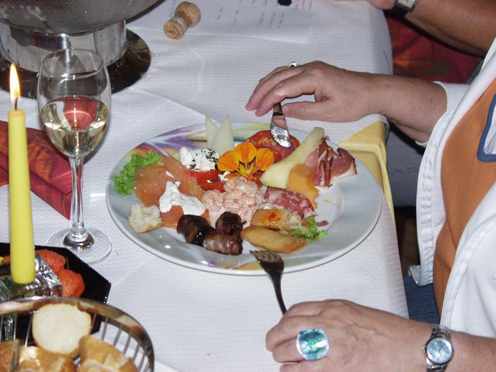 האסלאך אים קינזיגטאל Gasthaus Storchen Hellas מראה חיצוני תמונה